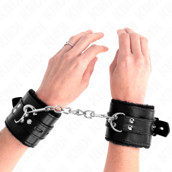 Bracelets noires doublés fourrure Kink